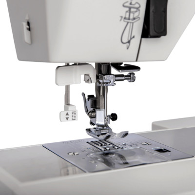 Бытовая швейная машина Necchi Q132A2